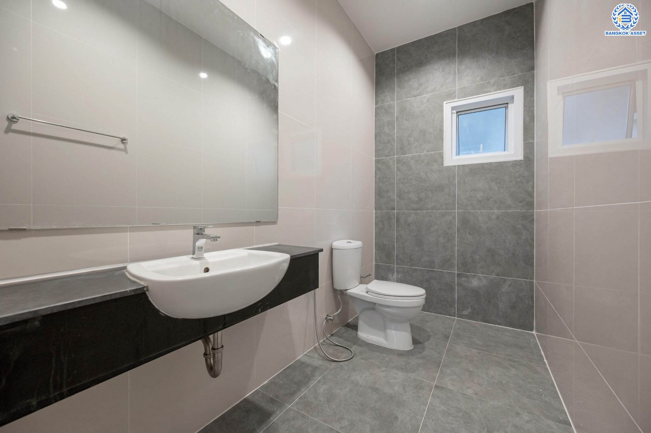 บ้านมือสองตกแต่งใหม่ โครงการ เดอะเวอรีเดียนโฮม กาญจนาภิเษก เนื้อที่กว้าง 75 ตร.ว. ฟังก์ชัน 3 ห้องนอน 4 ห้องน้ำ 1 ห้องอเนกประสงค์ 1 ห้องแม่บ้าน จอดรถได้ 2 จอด บนทำเลดี ติดถนนกาญจนาภิเษก เชื่อมต่อถนนรัตนาธิเบศร์ ถนนนครอินทร์ ถนนกาญจนาภิเษก ใกล้รถไฟฟ้าสายสีม่วง "สถานีตลาดบางใหญ่" และจุดขึ้นทางด่วน "ศรีรัช"...